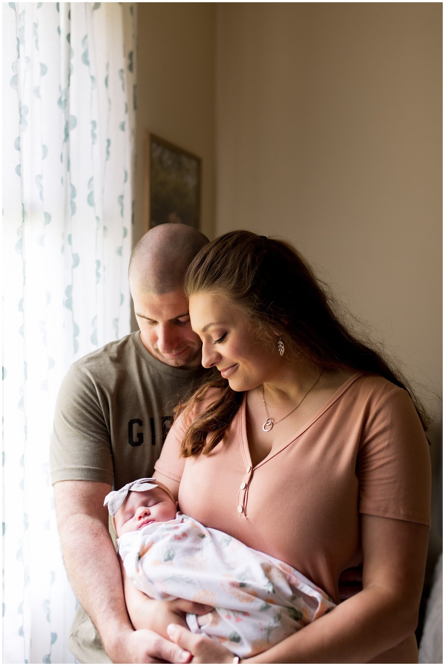 mom and dad hold newborn during newborn session in Fort Wayne, Indiana