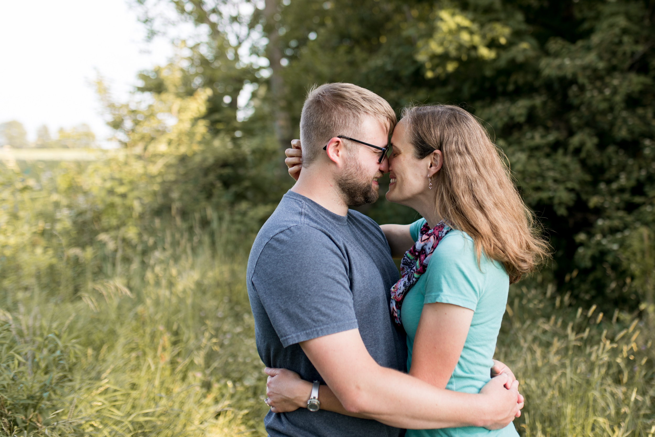 mom and dad snuggle during Kokomo Reservoir family session