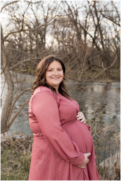 maternity session at Morrow's Meadow in Yorktown